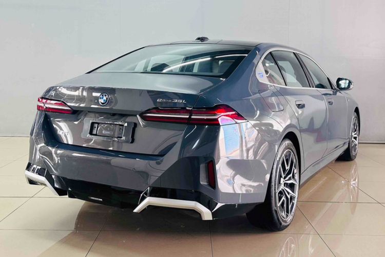 Used BMW i5 2024 eDrive 35L Luxury Model with M Sport Package Exterior 7