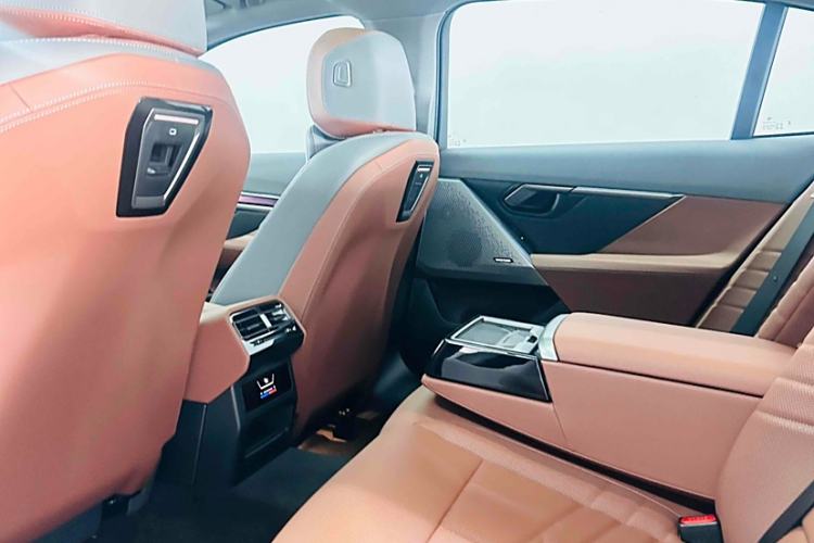 Used BMW i5 2024 eDrive 35L Luxury Model with M Sport Package Interior 10
