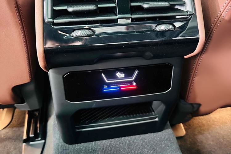 Used BMW i5 2024 eDrive 35L Luxury Model with M Sport Package Interior 7