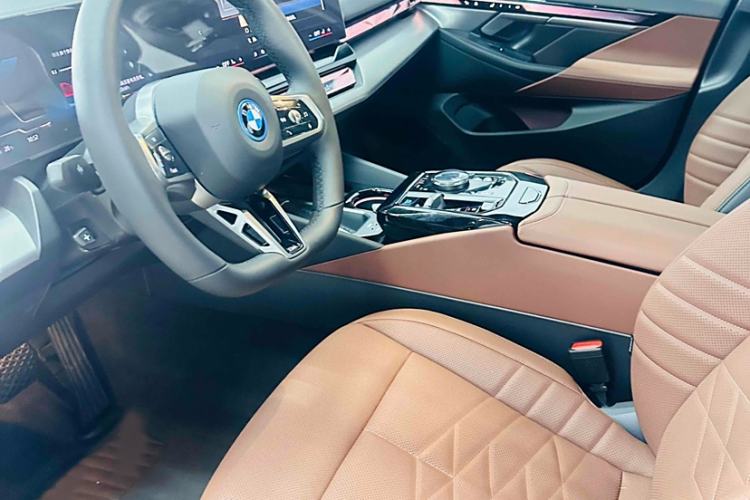 Used BMW i5 2024 eDrive 35L Luxury Model with M Sport Package Interior 8