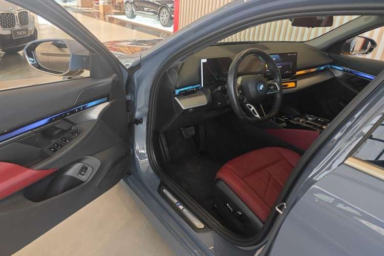 Used BMW i5 2024 eDrive 35L M Sport Package Driver Seat