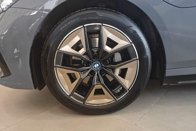 Used BMW i5 2024 eDrive 35L M Sport Package Left Front Wheel Hub