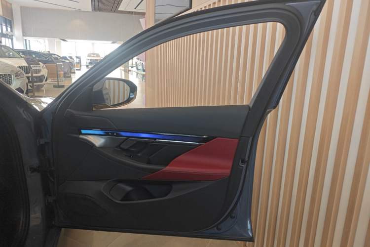 Used BMW i5 2024 eDrive 35L M Sport Package Right Front Door Interior