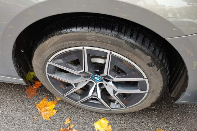 Used BMW i5 2024 eDrive 35L M Sport Package Right Front Wheel Hub