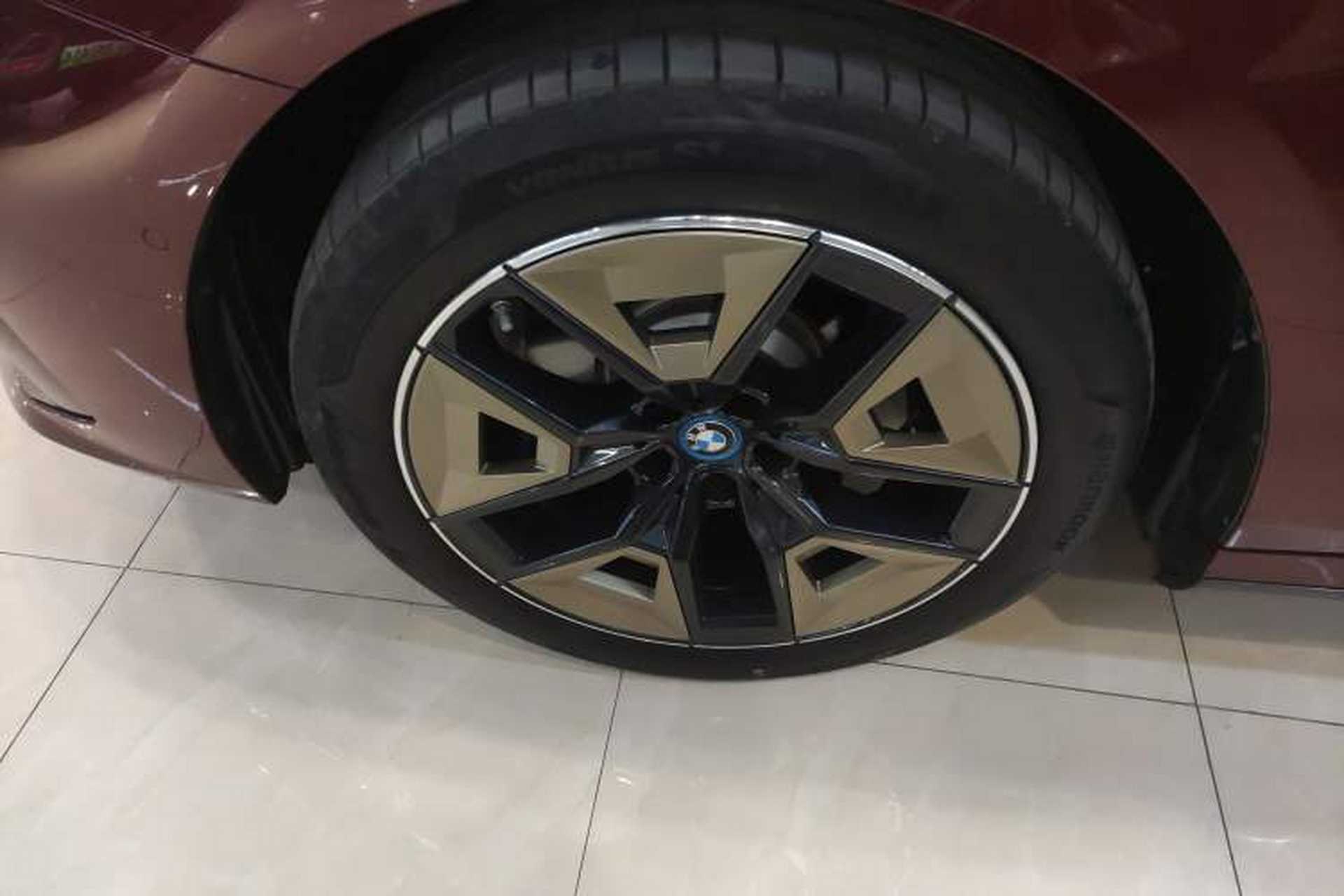Used BMW i5 2024 eDrive 35L Luxury Model with M Sport Package Left Front Wheel Hub