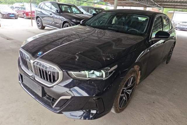 BMW i5 2024 eDrive 35L Luxury Model with M Sport Package usata