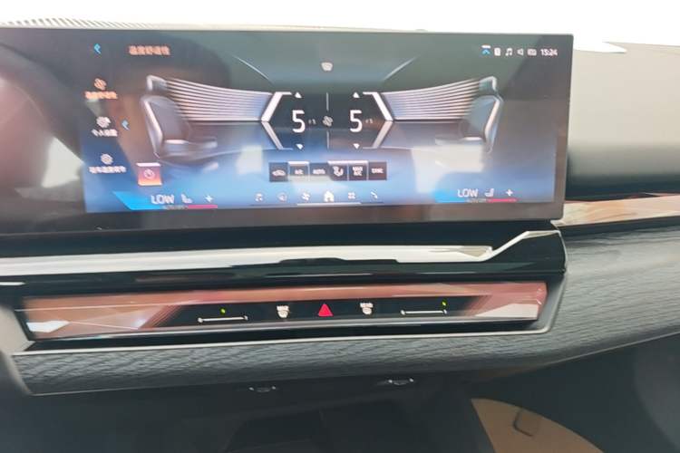 Used BMW i5 2024 eDrive 35L Luxury Package Audio And AC Panel
