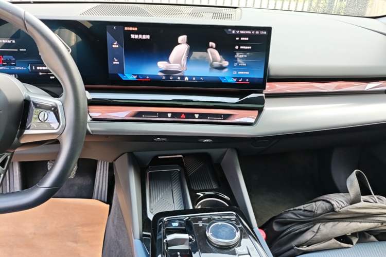 Used BMW i5 2024 eDrive 35L Luxury Model with M Sport Package Audio And AC Panel