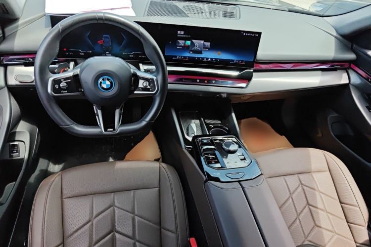 Used BMW i5 2024 eDrive 35L M Sport Package Center Console