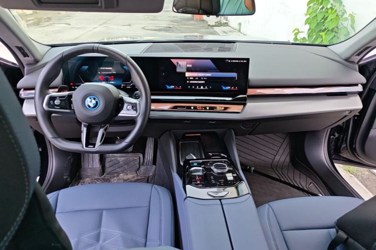 Used BMW i5 2024 eDrive 35L M Sport Package Center Console