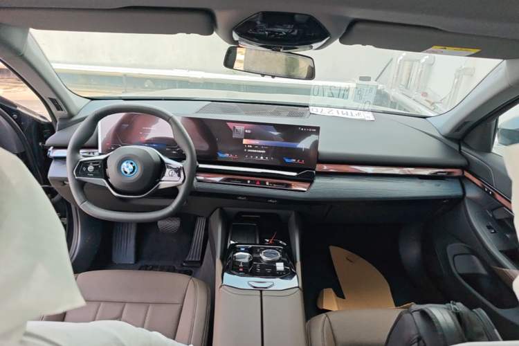 Used BMW i5 2024 eDrive 35L Luxury Package Center Console
