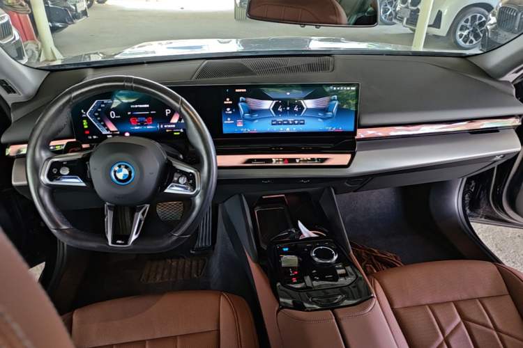 Used BMW i5 2024 eDrive 35L M Sport Package Center Console