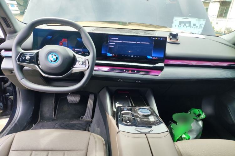 Used BMW i5 2024 eDrive 35L Luxury Package Center Console