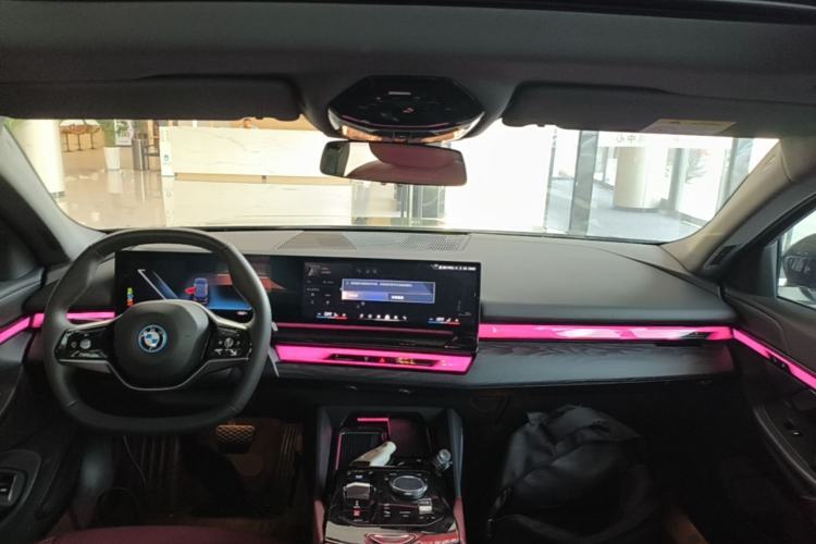 Used BMW i5 2024 eDrive 35L Luxury Package Center Console