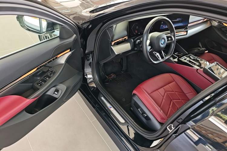 Used BMW i5 2024 eDrive 35L M Sport Package Driver Seat