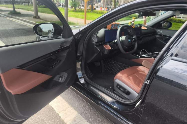 Used BMW i5 2024 eDrive 35L Prestige Luxury Package Driver Seat