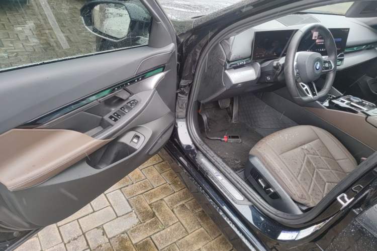 Used BMW i5 2024 eDrive 35L M Sport Package Driver Seat