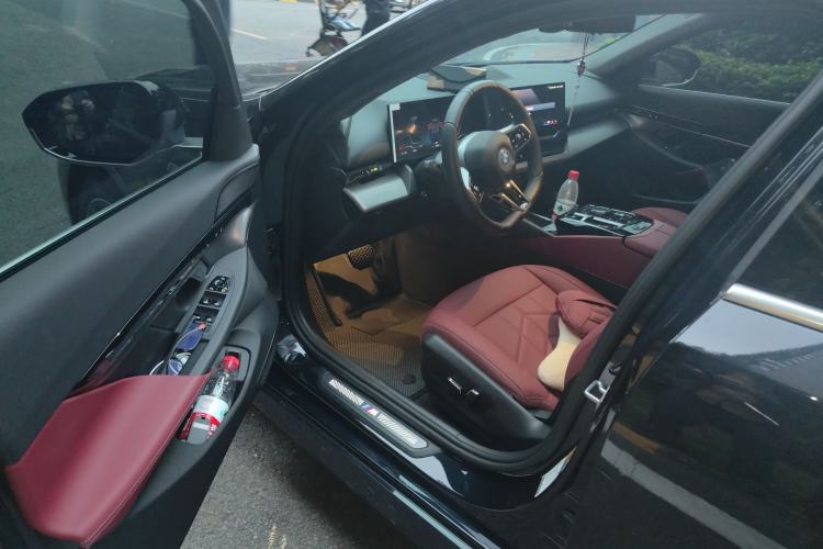 Used BMW i5 2024 eDrive 35L M Sport Package Driver Seat
