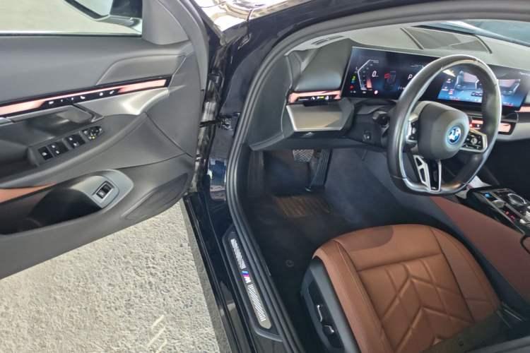 Used BMW i5 2024 eDrive 35L M Sport Package Driver Seat