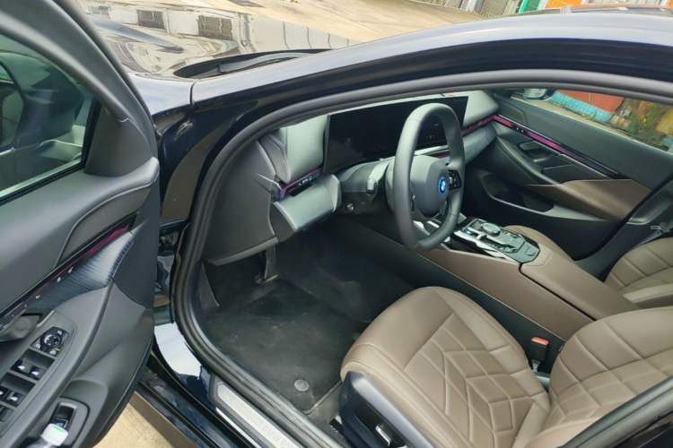 Used BMW i5 2024 eDrive 35L Luxury Package Driver Seat
