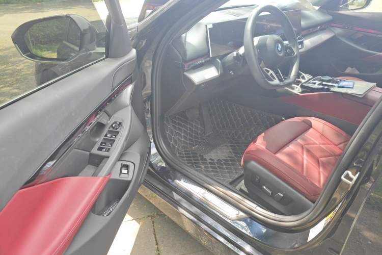 Used BMW i5 2024 eDrive 35L M Sport Package Driver Seat
