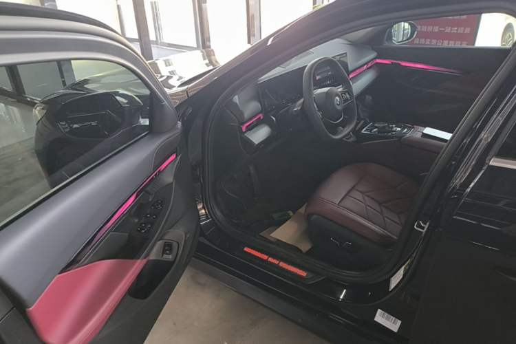 Used BMW i5 2024 eDrive 35L Luxury Package Driver Seat
