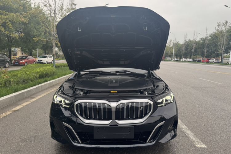 Used BMW i5 2024 eDrive 35L Luxury Model with M Sport Package Exterior 1