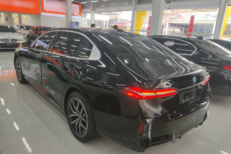 Used BMW i5 2024 eDrive 35L Luxury Package Exterior 2