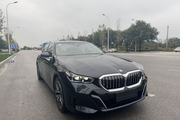 Used BMW i5 2024 eDrive 35L Luxury Model with M Sport Package Exterior 3
