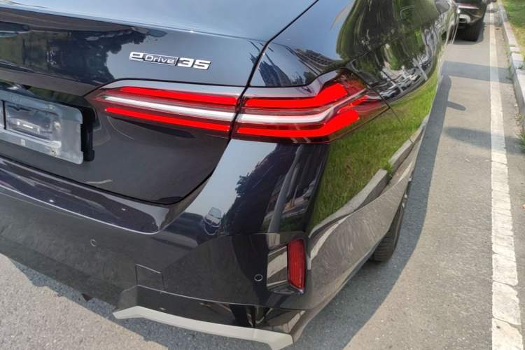 Used BMW i5 2024 eDrive 35L Luxury Package Exterior 3