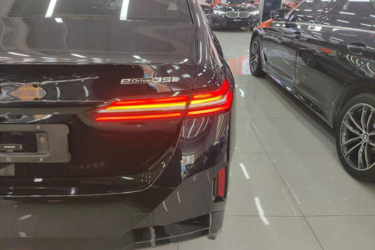 Used BMW i5 2024 eDrive 35L Luxury Package Exterior 3