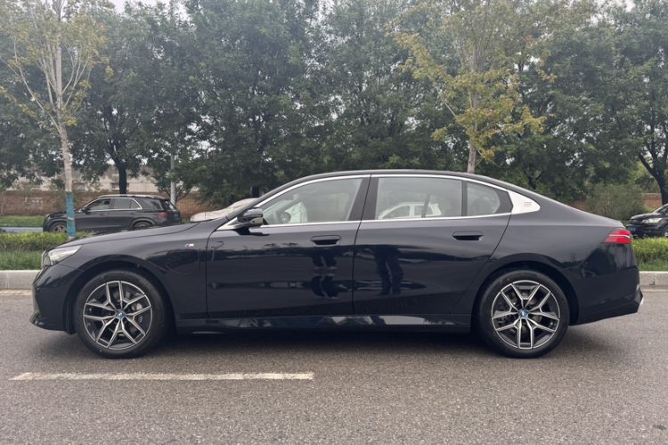 Used BMW i5 2024 eDrive 35L Luxury Model with M Sport Package Exterior 4