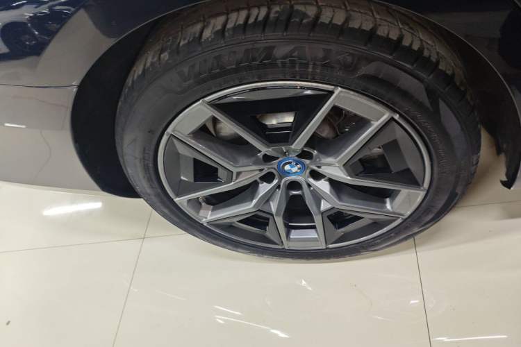 Used BMW i5 2024 eDrive 35L Luxury Package Exterior 5
