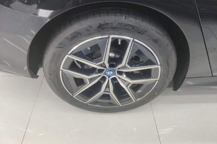 Used BMW i5 2024 eDrive 35L Luxury Package Exterior 5