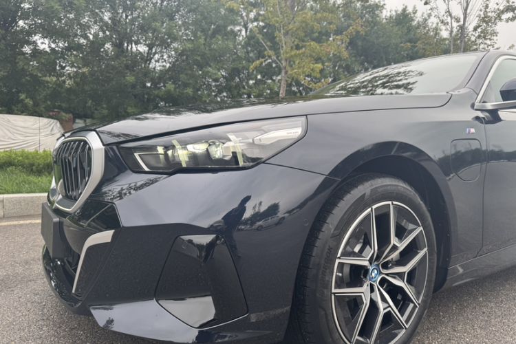 Used BMW i5 2024 eDrive 35L Luxury Model with M Sport Package Exterior 6