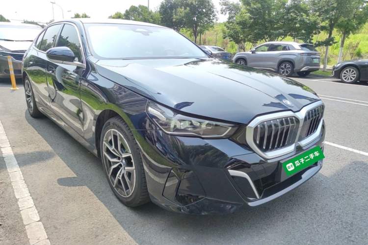 Used BMW i5 2024 eDrive 35L Luxury Package Front Right 45 Deg