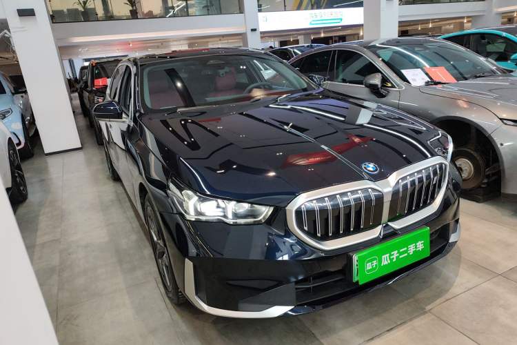 Used BMW i5 2024 eDrive 35L Luxury Package Front Right 45 Deg
