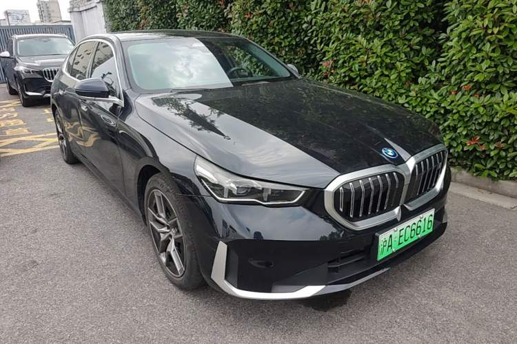 Used BMW i5 2024 eDrive 35L Luxury Package Front Right 45 Deg