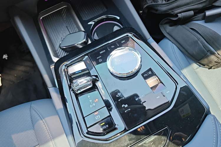 Used BMW i5 2024 eDrive 35L Luxury Model with M Sport Package Gear Lever