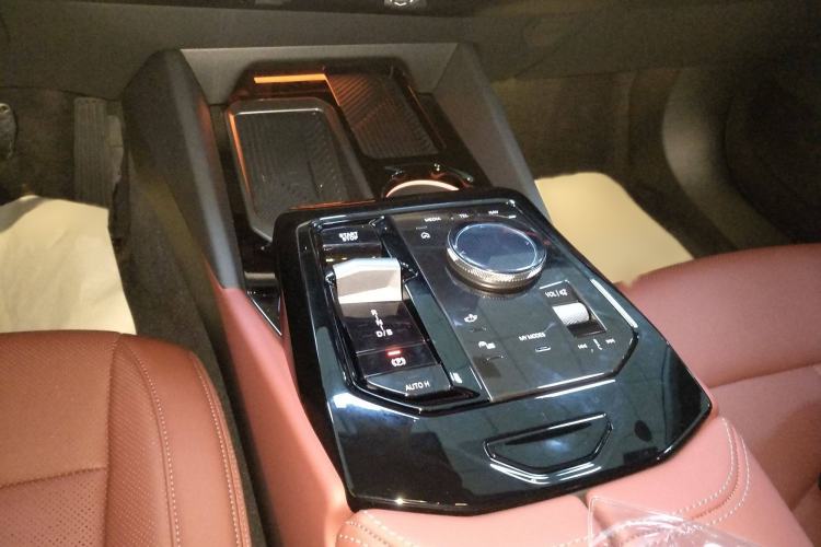 Used BMW i5 2024 eDrive 35L Luxury Model with M Sport Package Gear Lever