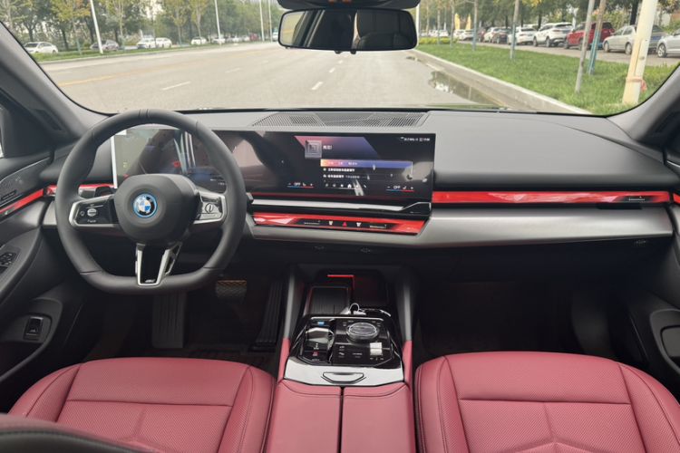 Used BMW i5 2024 eDrive 35L Luxury Model with M Sport Package Interior 1