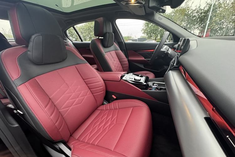 Used BMW i5 2024 eDrive 35L Luxury Model with M Sport Package Interior 10