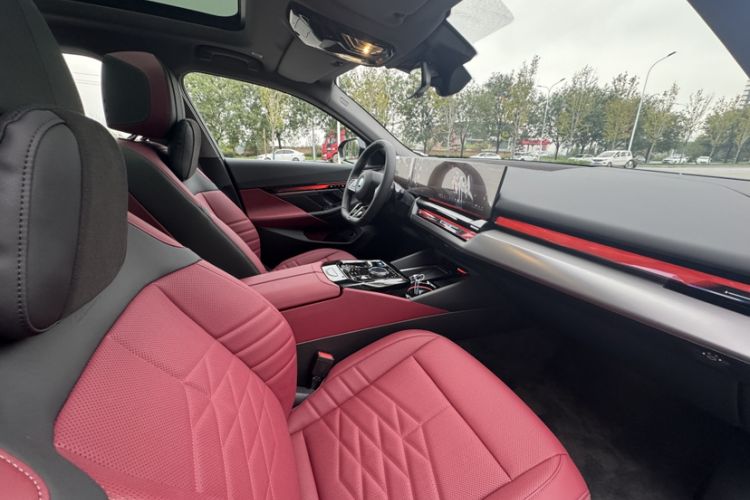 Used BMW i5 2024 eDrive 35L Luxury Model with M Sport Package Interior 11