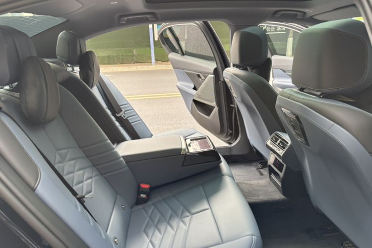 Used BMW i5 2024 eDrive 35L Prestige Luxury Package Interior 12