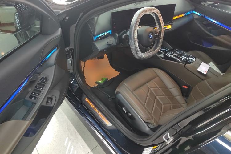 Used BMW i5 2024 eDrive 35L Luxury Package Interior 3