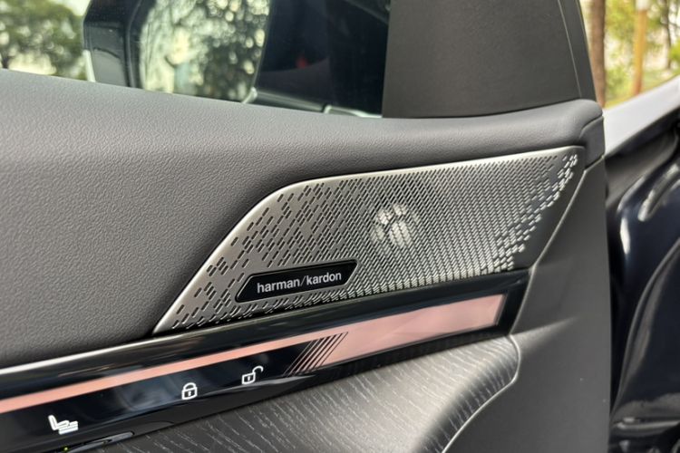 Used BMW i5 2024 eDrive 35L Prestige Luxury Package Interior 3
