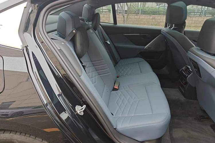 Used BMW i5 2024 eDrive 35L Luxury Model with M Sport Package Interior 3