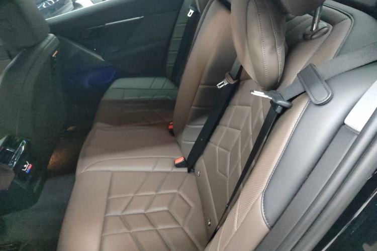 Used BMW i5 2024 eDrive 35L Luxury Package Interior 4