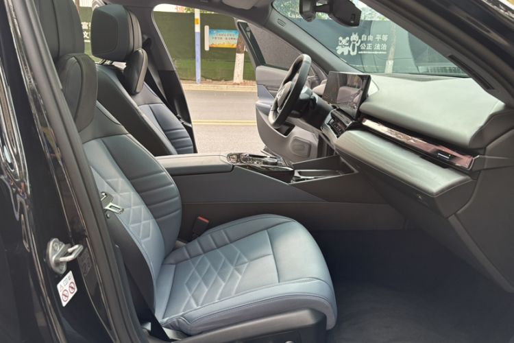Used BMW i5 2024 eDrive 35L Prestige Luxury Package Interior 4