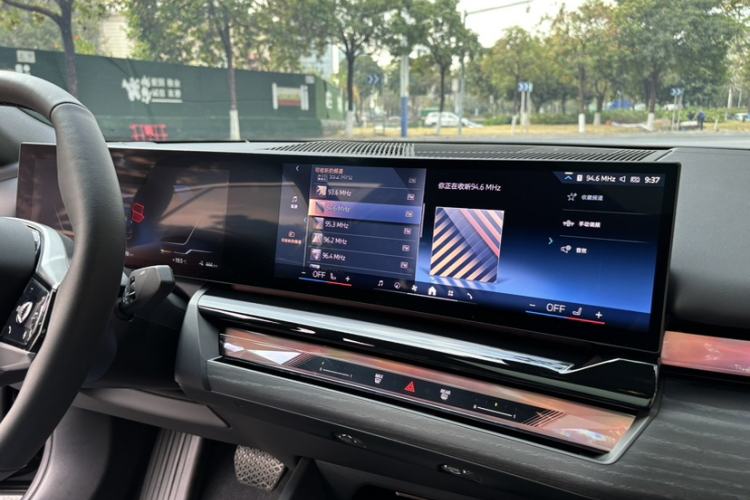 Used BMW i5 2024 eDrive 35L Prestige Luxury Package Interior 7